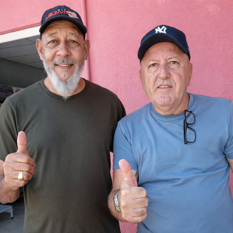 Arte, amizade e empreendedorismo marcam trajetória de artista no Guarujá SP